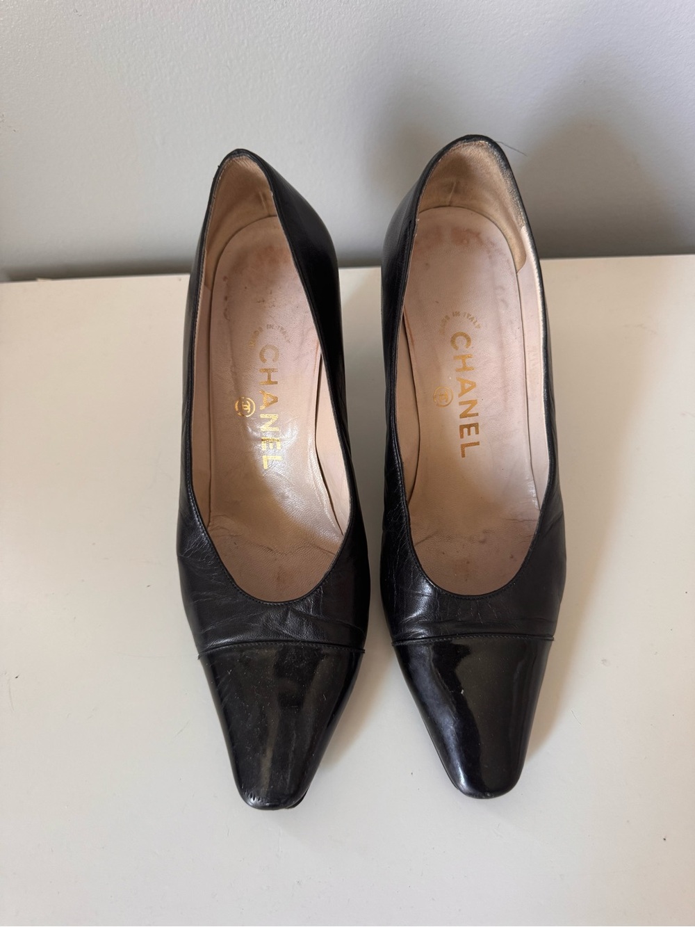 CHANEL Black Pointed Toe Leather Pumps - Elegant Women's Heels